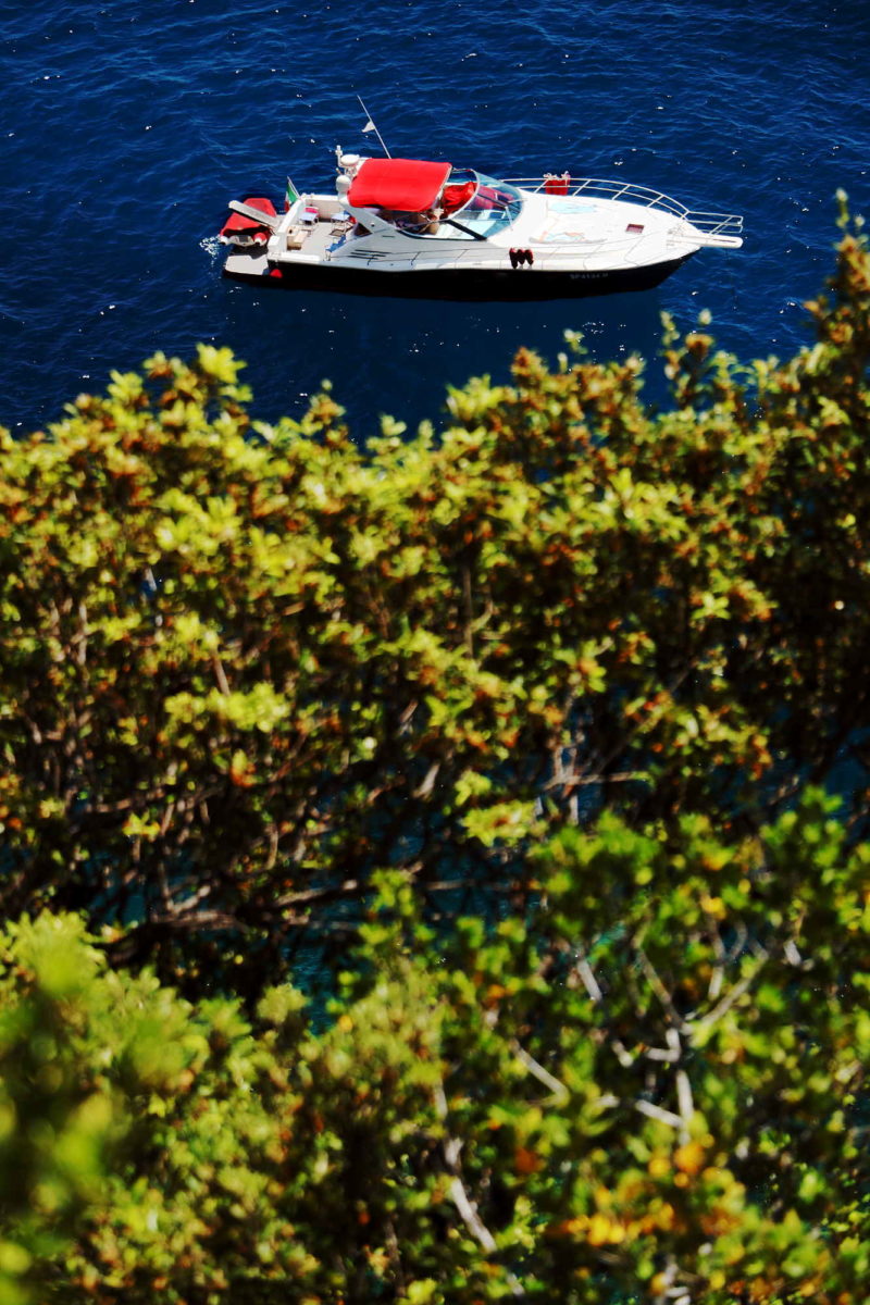 Barca dai sentieri delle Cinque Terre in una foto d'arte di Paolo Grassi.