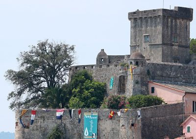 Mura del Castello di San Terenzo, Lerici con gli striscioni della mostra fotografica di Paolo Grassi